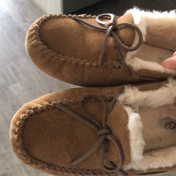 Ugg size 6 very good condition like new - Picture 3 of 3
